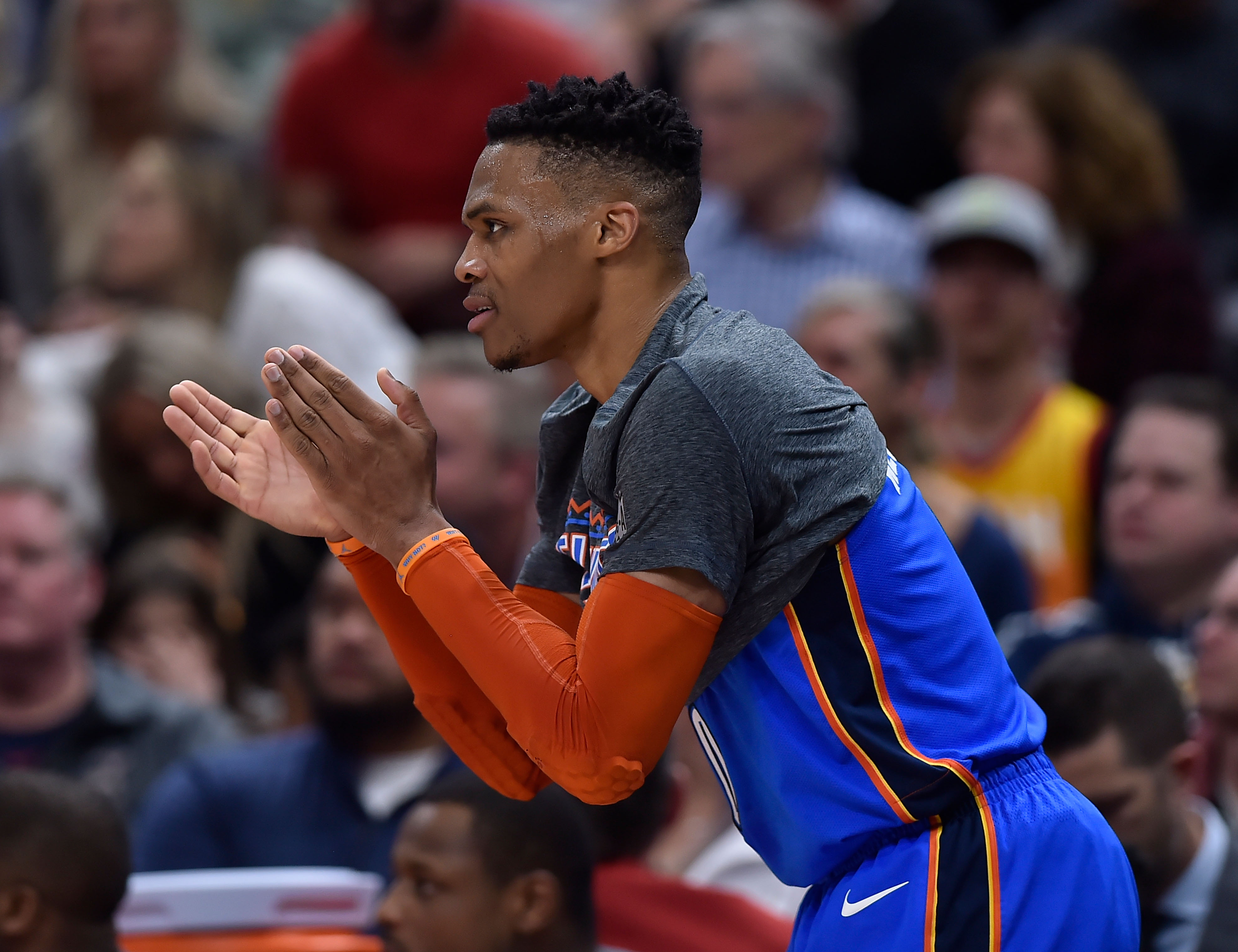 他减少背身 他减少背身